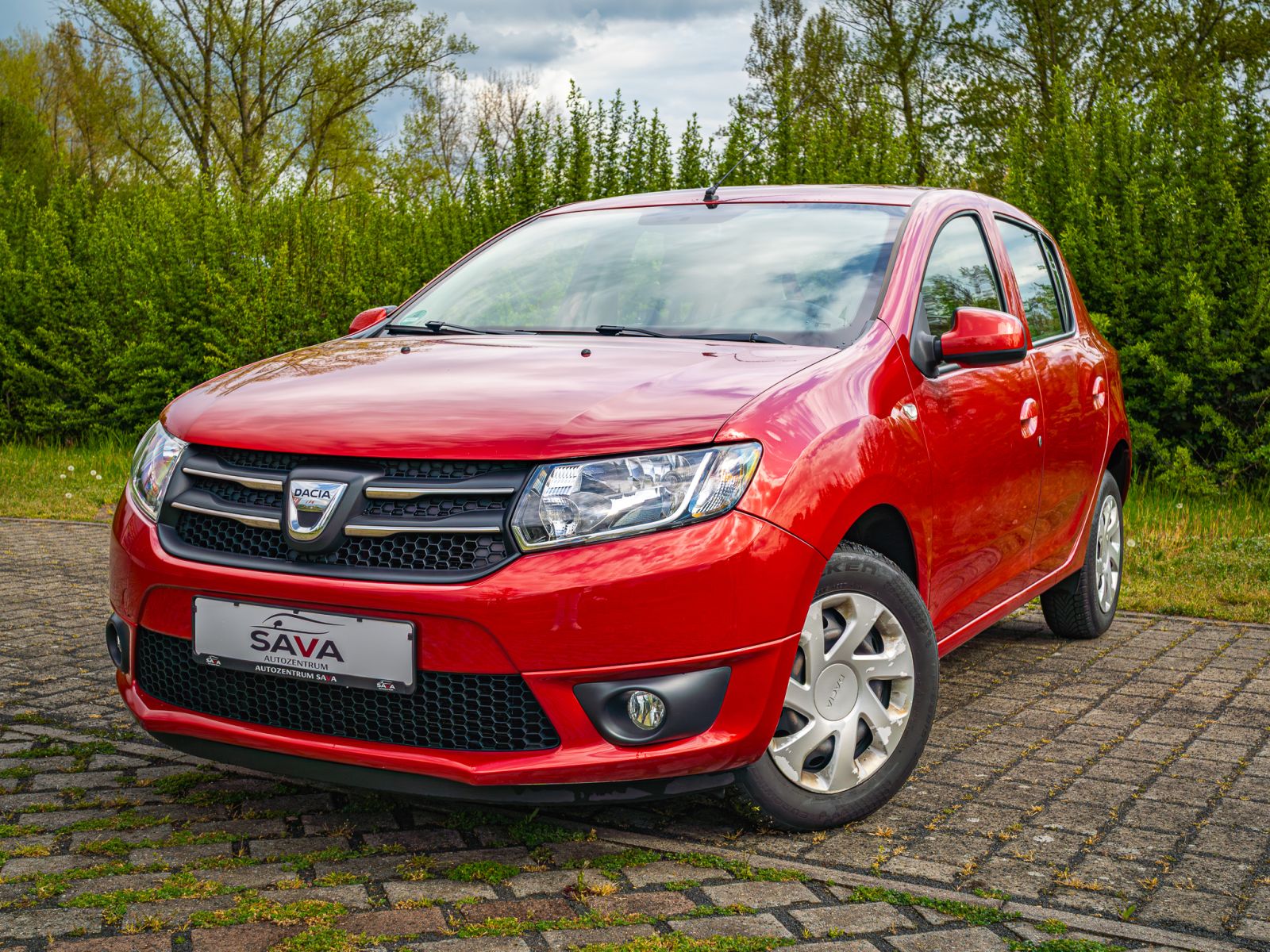 Dacia Sandero II Laureate bei Autozentrum Sava in Oestrich-Winkel